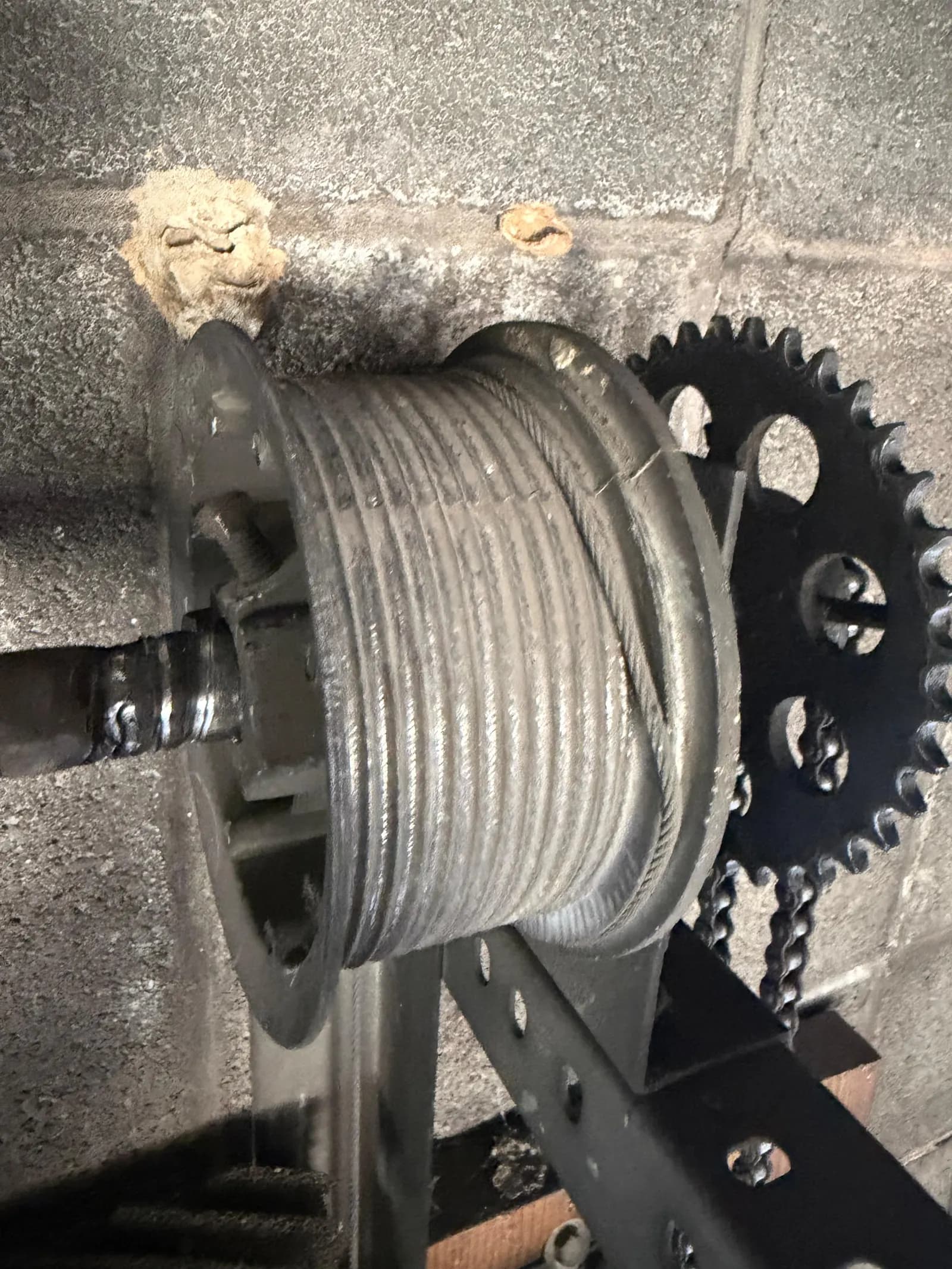 Cable drum and drive sprocket on a commercial door operator